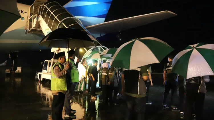 Kloter 11 Tetap Terbang Tepat Waktu kendati di Guyur Hujan Deras
