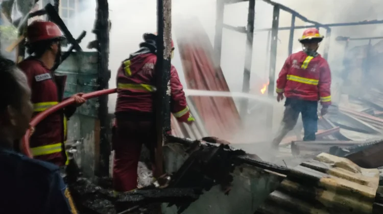 Rumah Terbakar Diduga Tersambar Petir di Padang