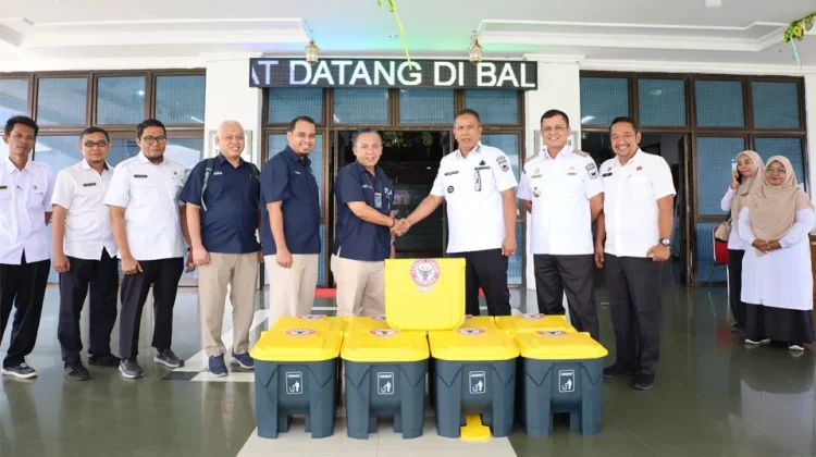 Pemko Pariaman Terima Tong Sampah Terpilah dari PT Semen Padang