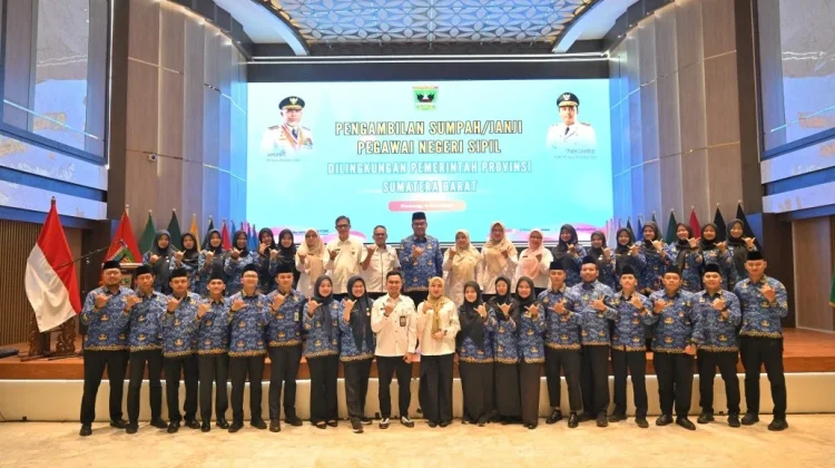 Sekda Sumbar Pimpin Pengambilan Sumpah dan Janji 27 PNS di Lingkungan Setda