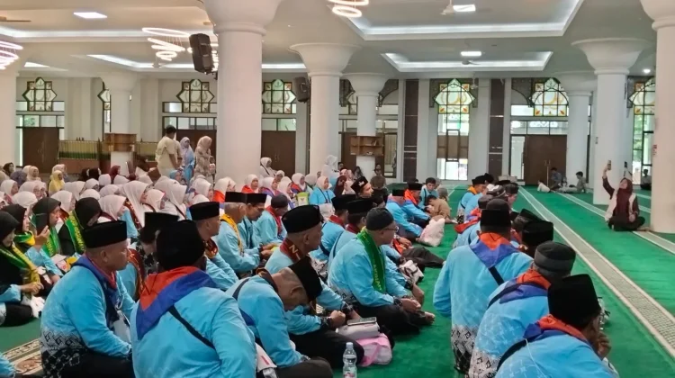 Jemaah Haji Kloter 14 asal Padang dan Mentawai menuju Asrama Haji Padang