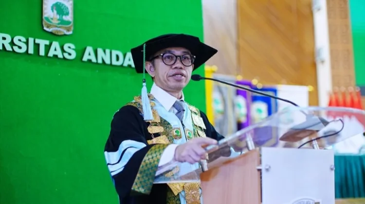 Rektor Unand Ajak Lulusan Jadi Generasi Adaptif dan Penjaga Integritas