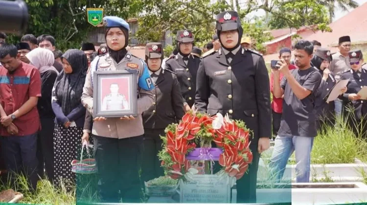 Dihadiri Walikota, Kapolres Padang Panjang Pimpin Upacara Pemakaman Kasi Propam