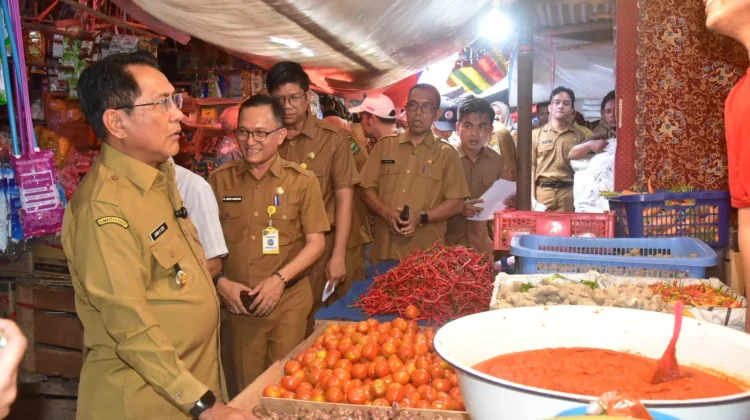 Bupati JKA Turun ke Pasar Sicincin, Pastikan Stabilitas Harga dan Cek Fasilitas