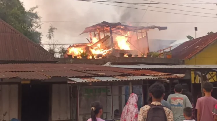 Gudang Rumah Lantai Dua di Banuaran Padang Terbakar saat Senja