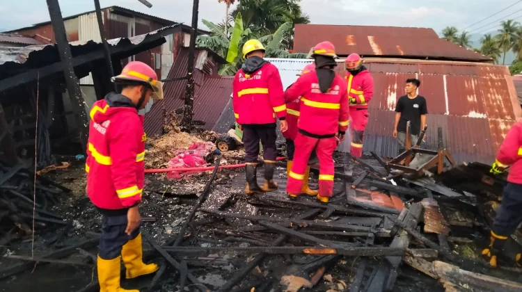 Gudang Rumah di Banuaran Terbakar, Damkar Padang Kerahkan 6 Armada