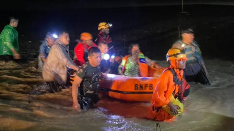 Tim SAR Gabungan Selamatkan Lima Warga Terjebak Banjir di Tanah Datar