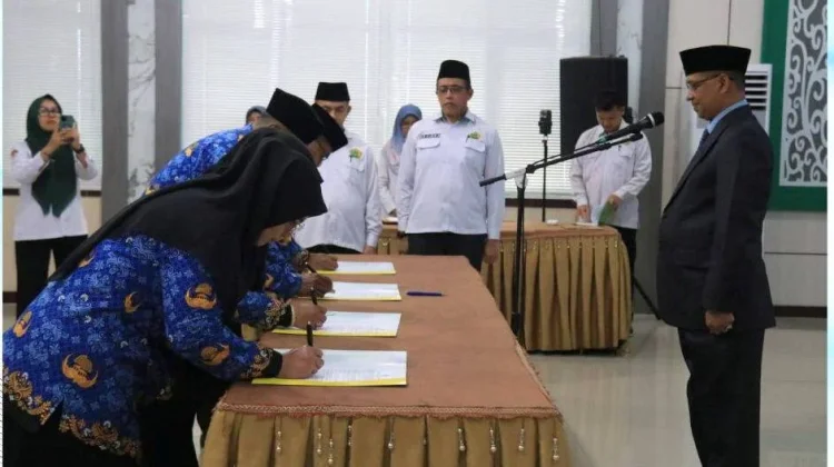 Kakanwil Kemenag Sumbar Lantik Sejumlah Pejabat dan Kepala Madrasah Negeri