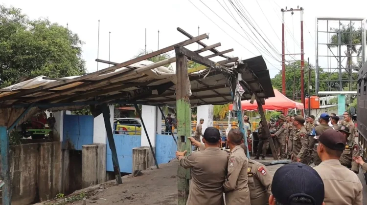 Satpol PP Padang Tertibkan PKL yang Gunakan Trotoar dan Fasilitas Umum