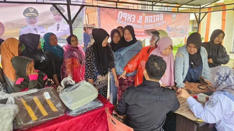 Pasar Murah di Koto Baru Diserbu Warga meski Diguyur Hujan