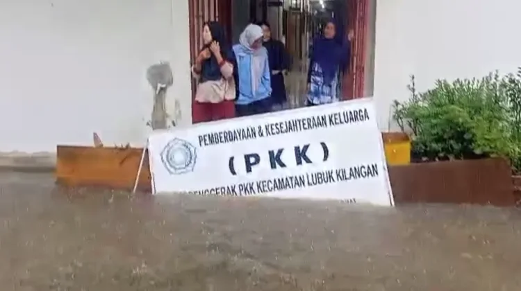 Hujan Lebat di Padang, Kantor Camat Lubuk Kilangan Kebanjiran