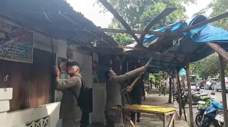 Langgar Fasum, Satpol PP Padang Tertibkan PKL di Jalan Gereja