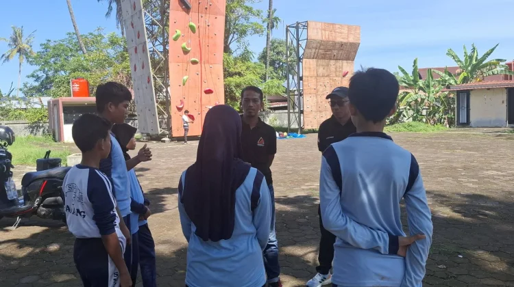 Pelajar Bersaing di Cabor Panjat Tebing dan Senam O2SN Kota Padang