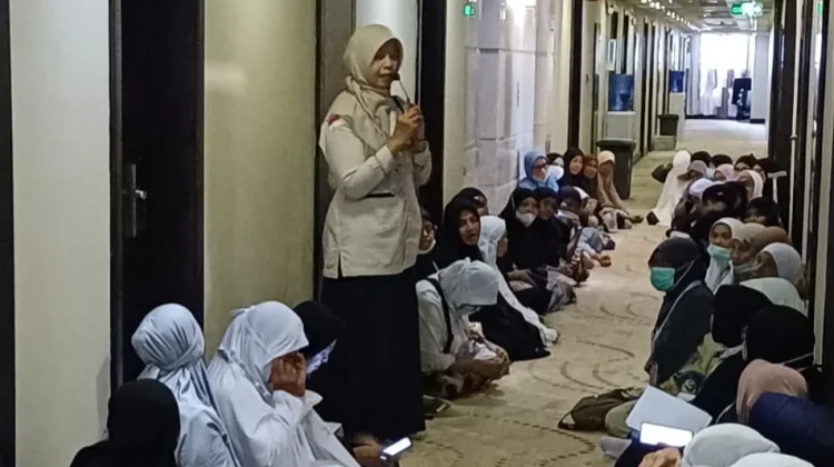 Embarkasi Padang Beri Bimbingan Fikih Haid bagi Jemaah Perempuan