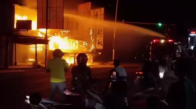 Dua Ruko Kayu di Simpang Empat Pasbar Terbakar
