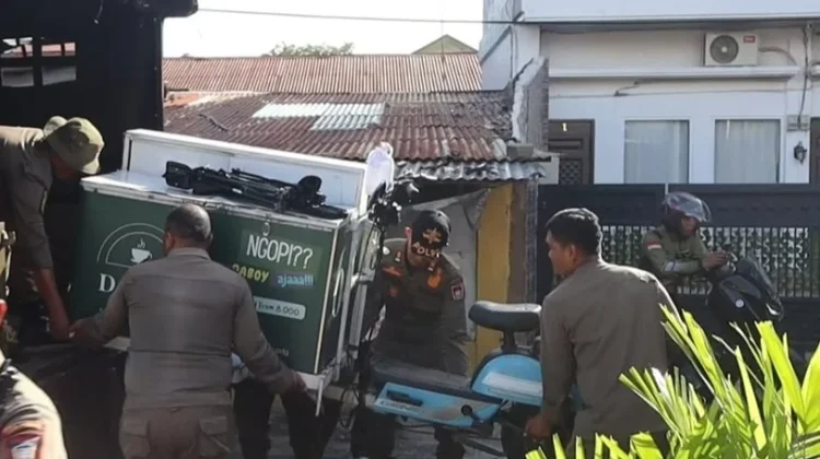 Satpol PP Padang Tertibkan PKL di Sejumlah Titik