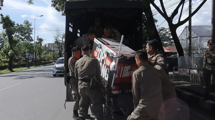 Pol PP Padang Sita Gerobak PKL yang Berjualan di Trotoar dan Badan Jalan