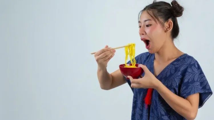 Mengunyah Makanan dengan Mulut Terbuka ternyata Lebih Lezat