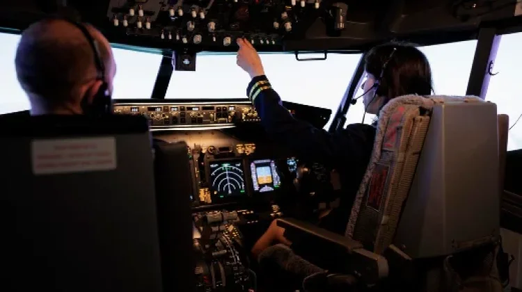 Alasan di Balik Kehadiran Sepasang Pilot dalam Penerbangan Komersial
