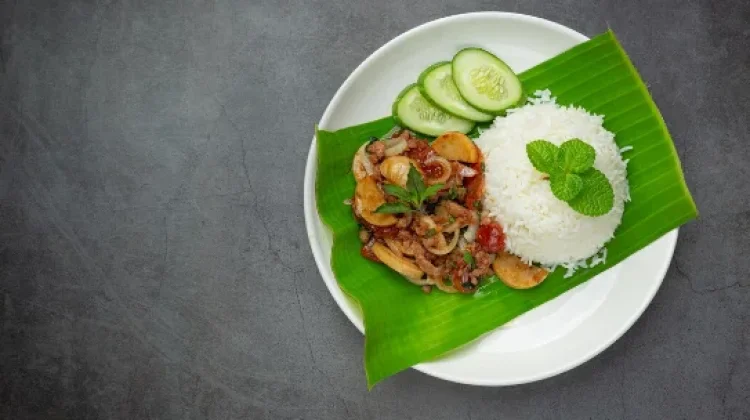 Manfaat Penyajian Makanan menggunakan Daun Pisang