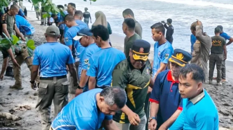 Ratusan Personel Satpol PP dan Damkar Sumbar Bersihkan Pantai Ketaping