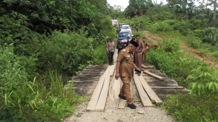 Bupati Pasbar Tinjau Jalan Rusak Pasca Warga Meninggal di Kecamatan Koto Balingka