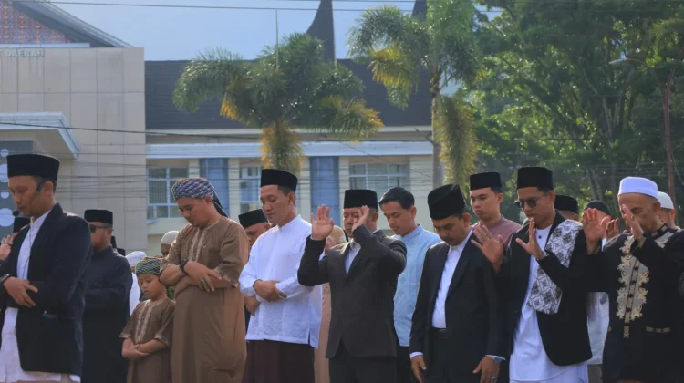Ribuan Warga Pasaman Tumpah Ruah Laksanakan Salat Id Bersama Bupati