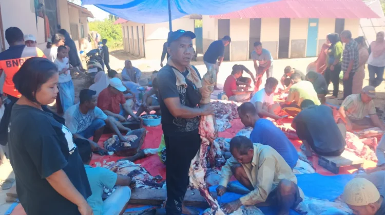 Warga Huntara Korban Bencana Padang Rayakan Iduladha dengan Sapi Kurban Pemko