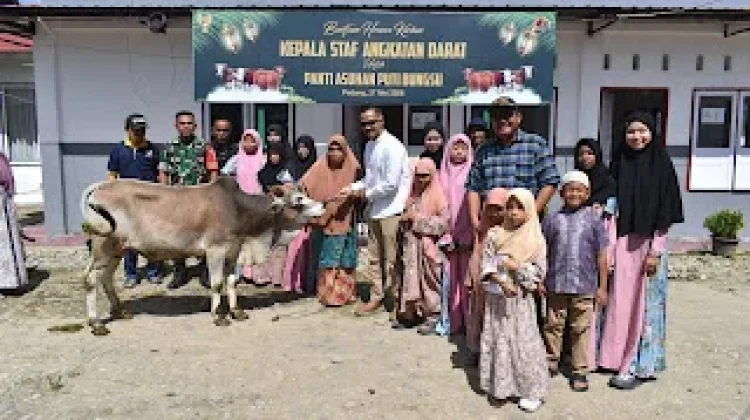Korem 032/Wbr Salurkan 3 Ekor Sapi Kurban Bantuan Kasad