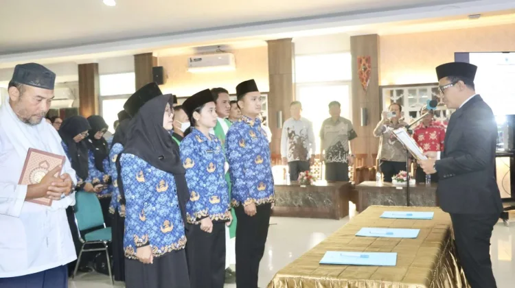 Rinto Wardana Lantik Puluhan Pejabat dan Kepala Sekolah di Mentawai