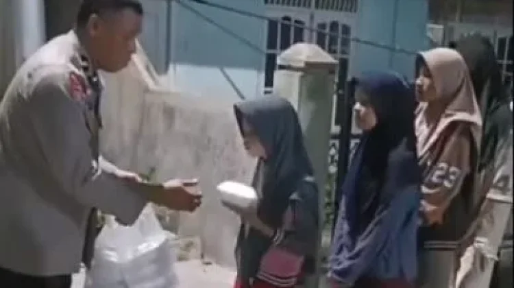 Bhabinkamtibmas Banuaran Berbagi Makanan untuk Warga Membutuhkan
