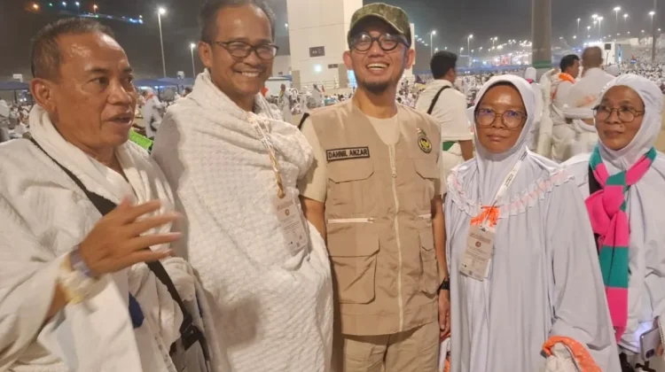 Wamenhaj Dahnil Anzar Sapa Jemaah Embarkasi Padang saat Mabit di Muzdalifah