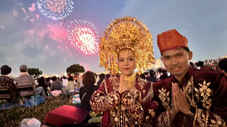 Pakaian Adat Minang Curi Perhatian di Festival Kembang Api di Tokyo