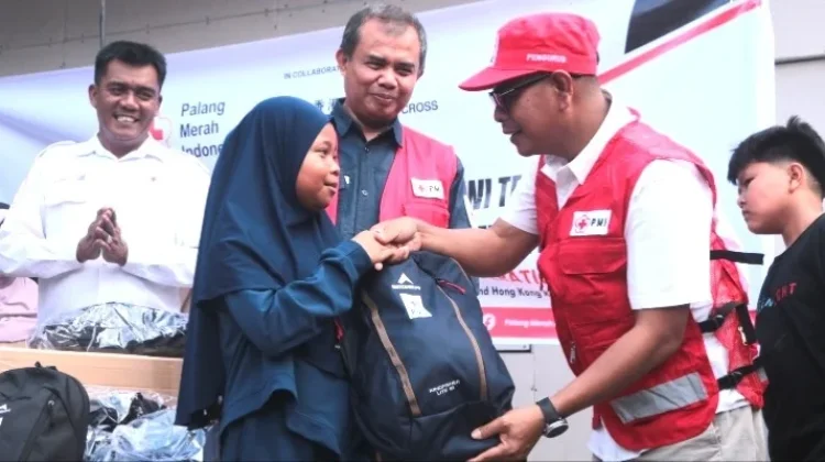 PMI Sumbar Distribusikan Ribuan Perangkat Sekolah bagi Anak-anak Korban Bencana