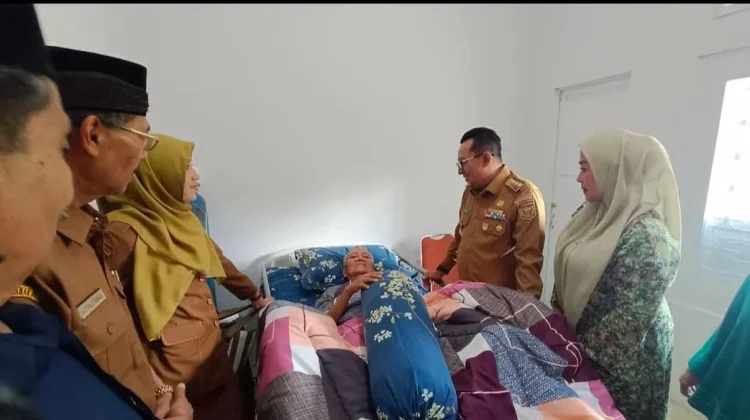 Bupati Eka Putra Sambangi Kediaman Pak Cun di Lubuk Jantan