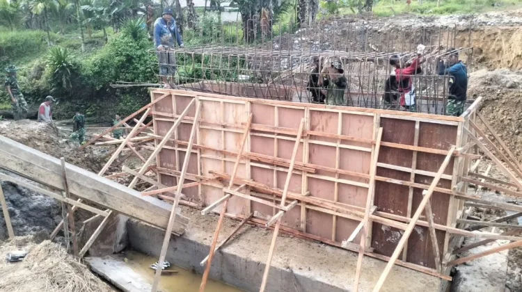 Satgas TNI AD Rampungkan Tahap Besi dan Begisting Tiang Jembatan di Mentawai