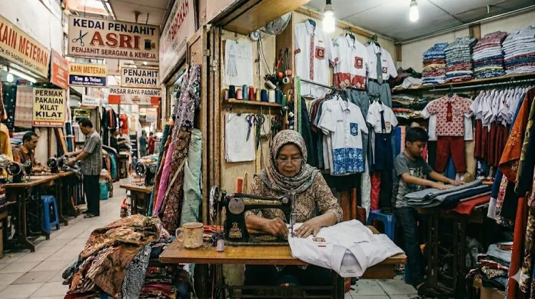 Kisah Penjahit Senior Menjemput Rezeki Tahun Ajaran Baru