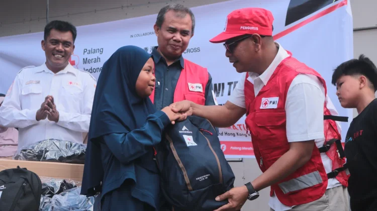 PMI Sumbar Salurkan 1.500 Paket School Kit untuk Anak Terdampak Bencana