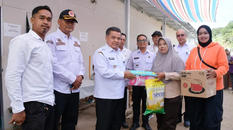 Tinjau Huntara di Balingka, Bupati Agam Benni Warlis Serahkan Bantuan untuk Warga