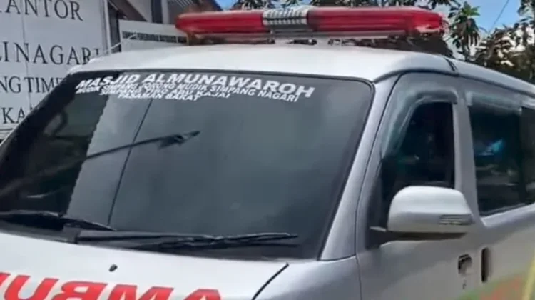 Dermawan Tongar Berikan Ambulans Dana Pribadi pada Warga Pasaman Barat