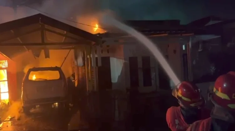 Dua Rumah dan Kendaraan Terbakar di Perumahan Puskud Padang
