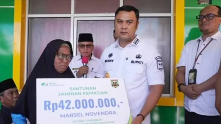 Lima Ahli Waris Pekerja di Sijunjung Terima Santunan BPJS Ketenagakerjaan