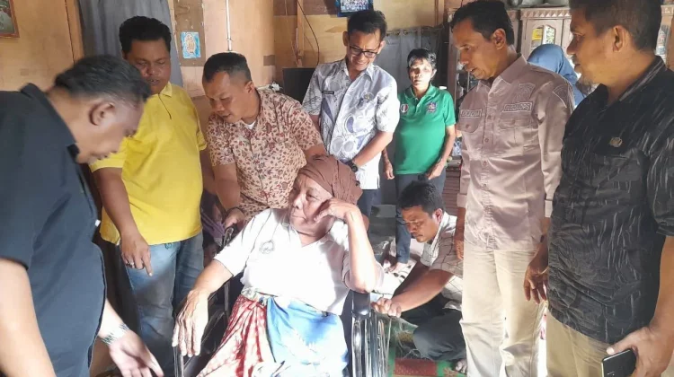 Dinsos Sumbar Salurkan Banpres bagi Kelompok Rentan Terdampak Bencana di Pasbar