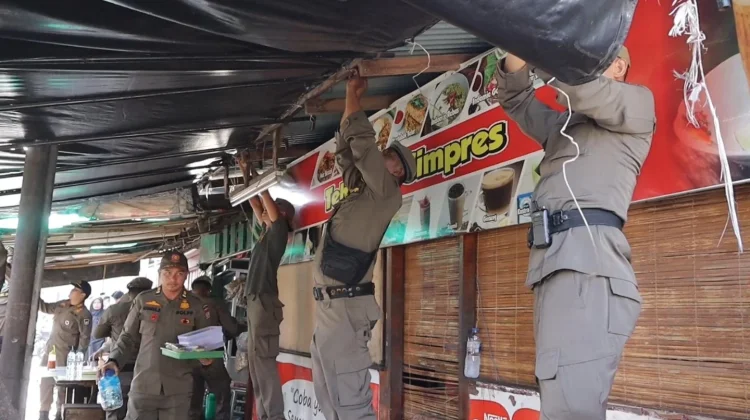 Satpol PP Bongkar Warung Liar di Trotoar Padang Utara