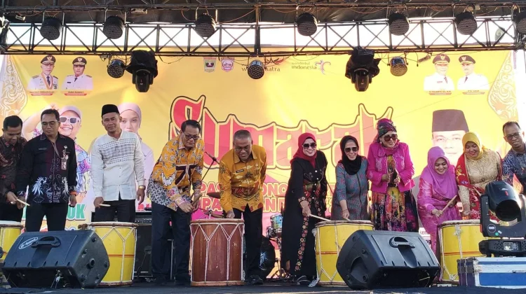Sekdaprov Sumbar Buka Festival Budaya dan UMKM Sumarak Pasa Ekraf Pasaman Barat