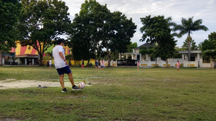 Cerita Seru Bermain Bola di Lapangan Dekat Rumah