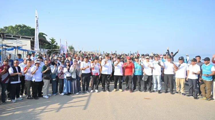 Gubernur Mahyeldi Pimpin Goro Gerakan Indonesia Asri di Pantai Purus