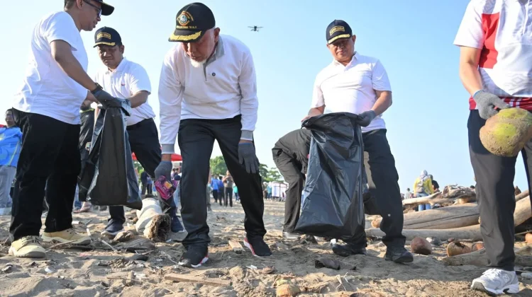 Peringati Hari Lingkungan Hidup, 430 Peserta Bersihkan Pantai Purus