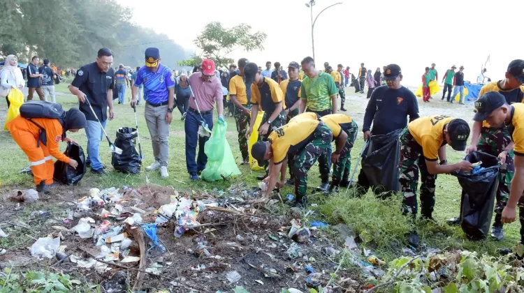 Wabup Agam Pimpin Aksi Bersih Pantai Tiku, Libatkan Ribuan Peserta