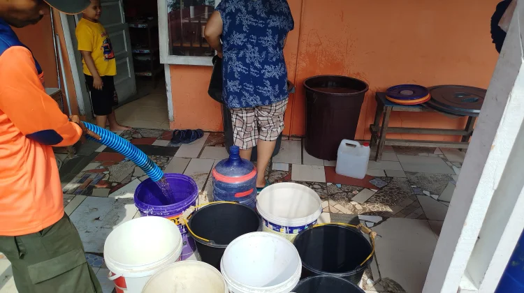 BPBD Distribusikan Air Bersih 15 Ribu Liter Setiap Hari Bagi Warga di Kota Padang